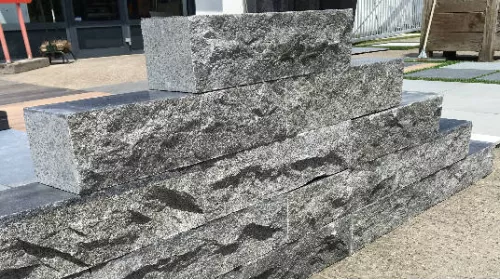 Stapelblok basalto 2 zijde natuurruw 1 lange zijde gezoet