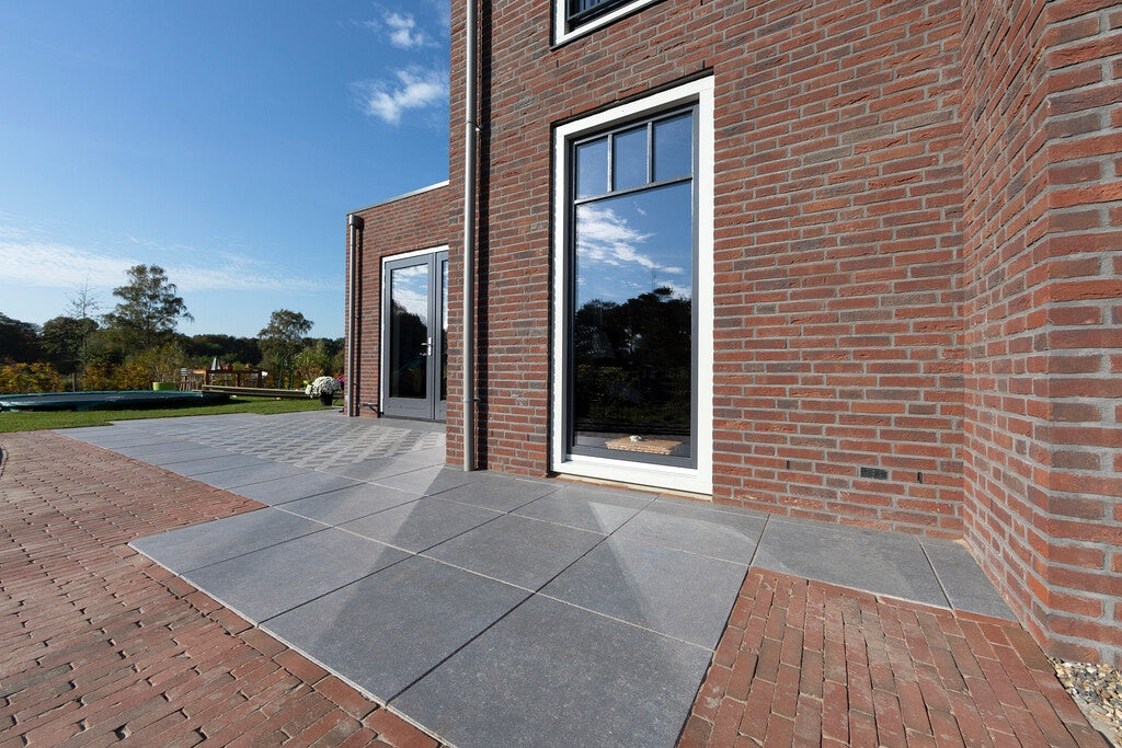 1312 geoproarte   stones belgian blue light en flowers dark flower