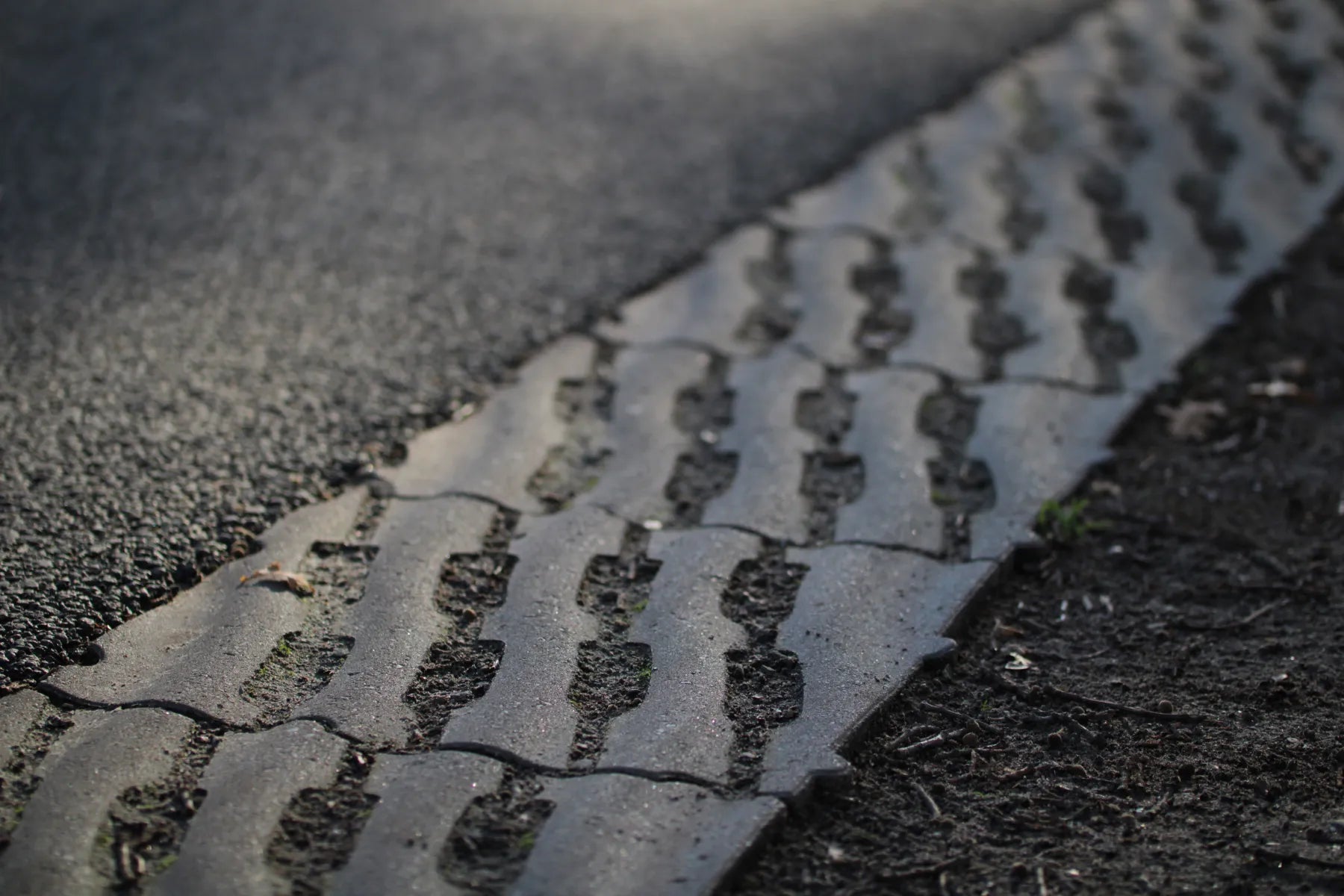 Grasbetontegel type M 40x40x12(meander) rondom hol-dol verbinding K85910  BK25