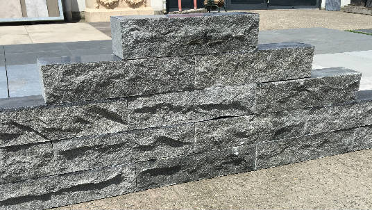 Stapelblok basalto 12x12x50 2 zijde natuurruw 1 ange zijde gezoet