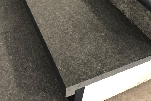 Basalt zwembadrand Jet Black 3/5 cm dik – rechte neus