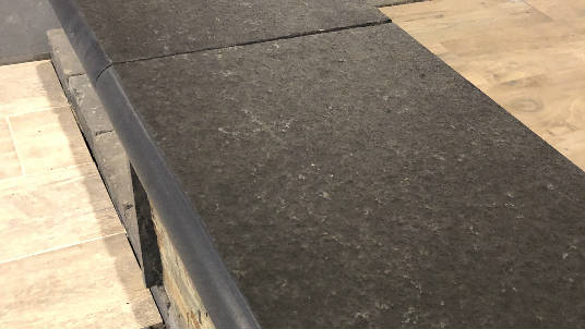 Jet Black basalt zwembadrand ronde neus gezoet