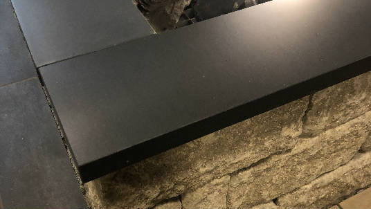 Jet black basalt gezoet vijverranden
