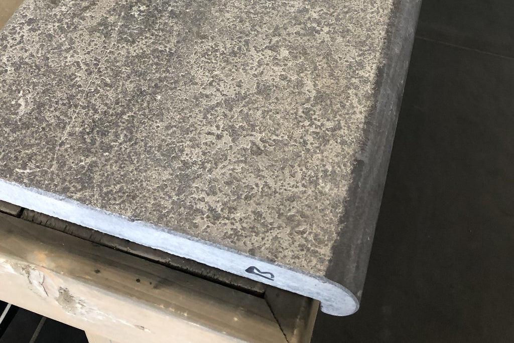 zwembadrand hardsteen ronde neus 100x35x3/5 cm gevlamd