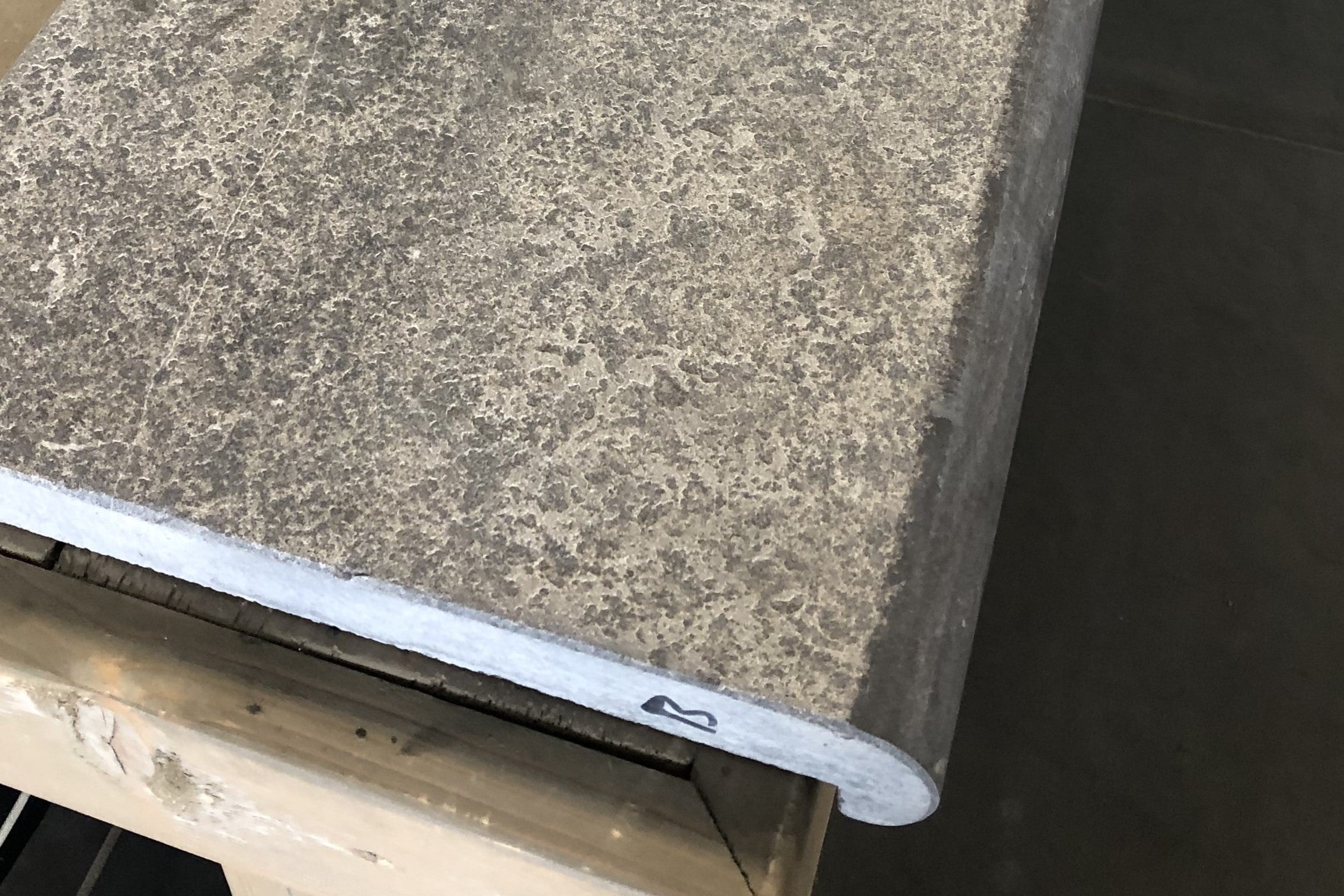 zwembadrand hardsteen ronde neus 100x35x3/5 cm gevlamd