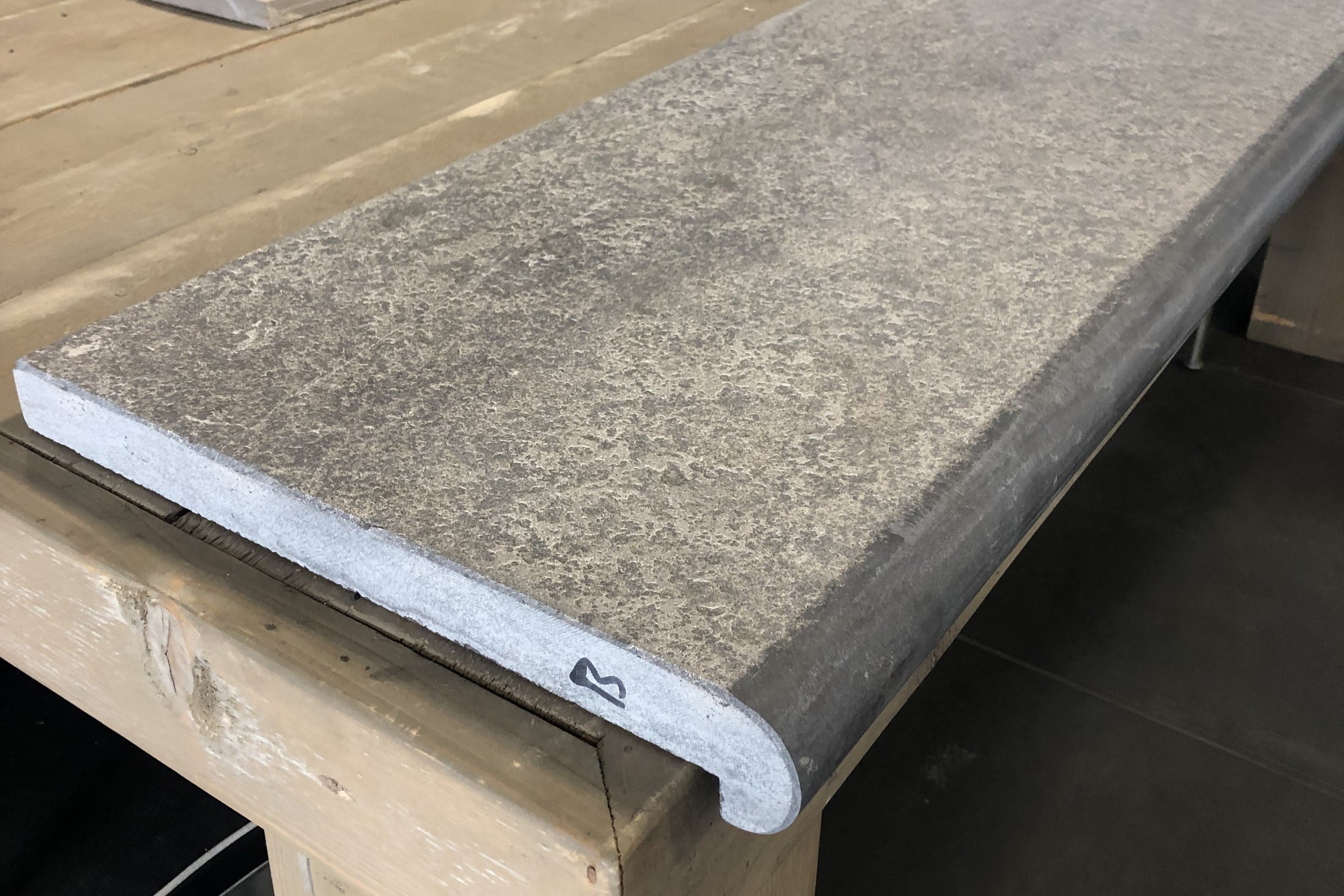 zwembadrand hardsteen ronde neus 100x35x3/5 cm gevlamd