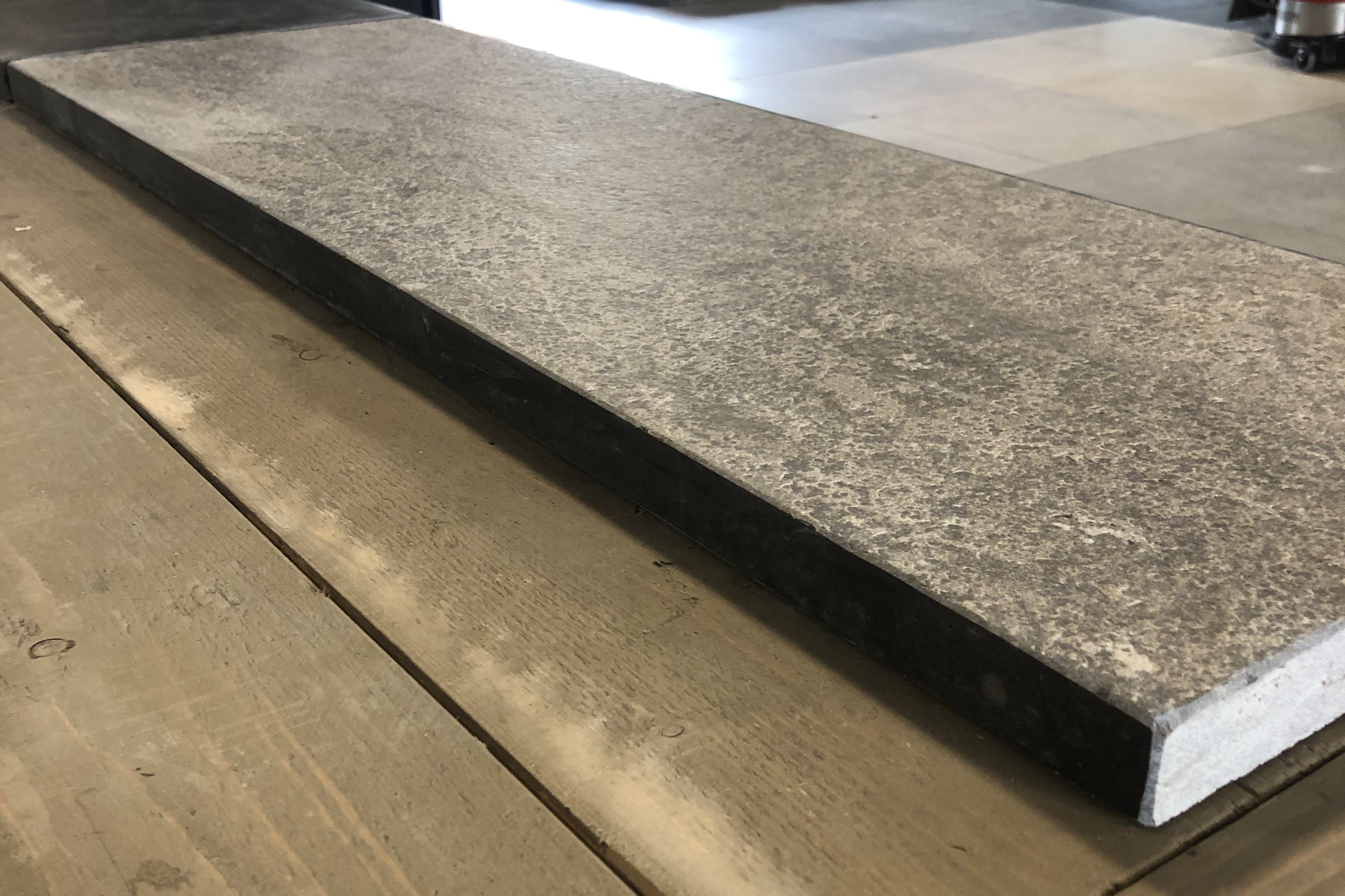 zwembadrand hardsteen ronde neus 100x35x3/5 cm gevlamd