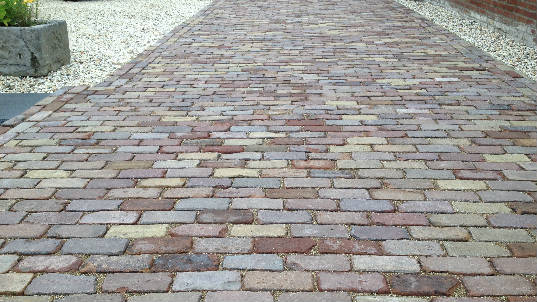 gebakken klinkers keiformaat bont genuanceerd hergebruikt