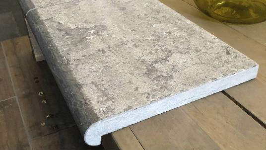 hardsteen zwembadranden 35x50x3/5 cm ronde neus gezoet oppervlak gevlamd